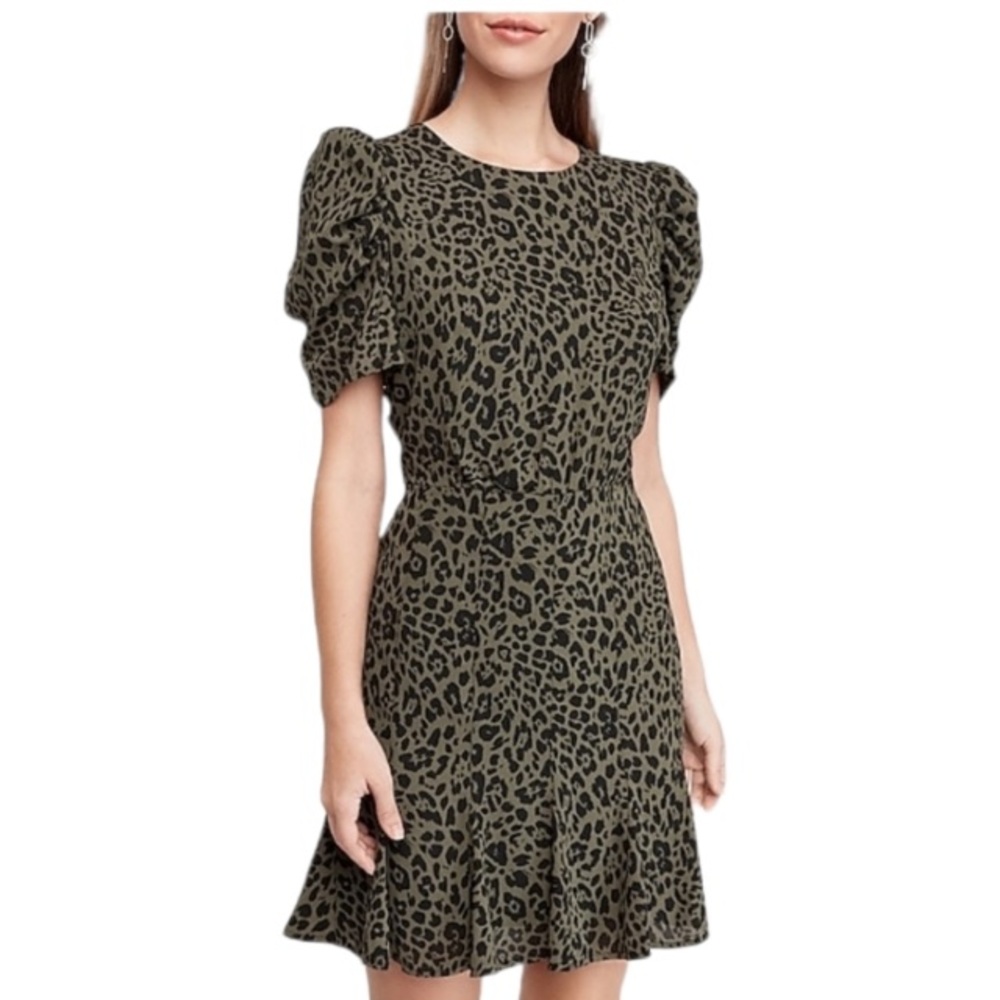 NWOT! EXPRESS Leopard Print Puff Sleeve👗 in Olive Green/Black.